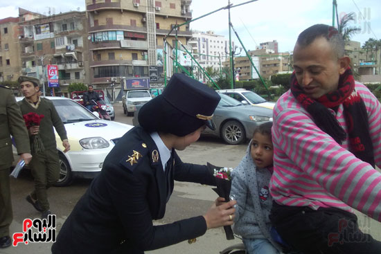 ضابط الشرطة تهدى وردة لطفلة خلف والدها على دراجة           