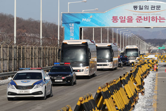 سيارات-رياضيي-كوريا-الشمالية-يستعدون-للمشاركة-فى-دورة-الألعاب-الأولمبية