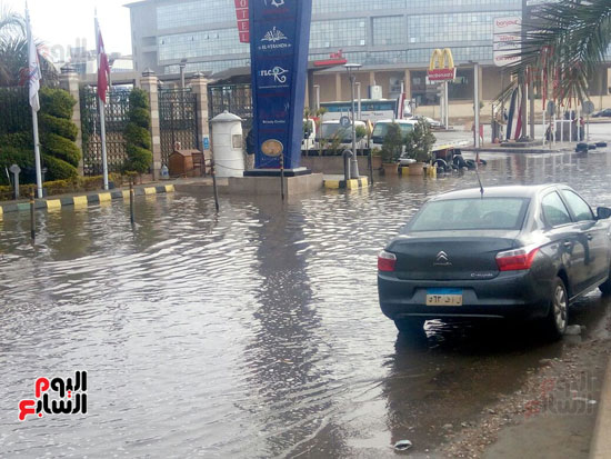 غرق شارع التسعين بمياه الأمطار (14)