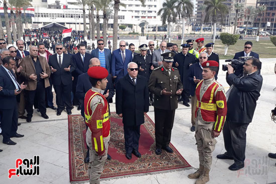 وضع إكليل الزهور بالنصب التذكاري بميدان الشهداء