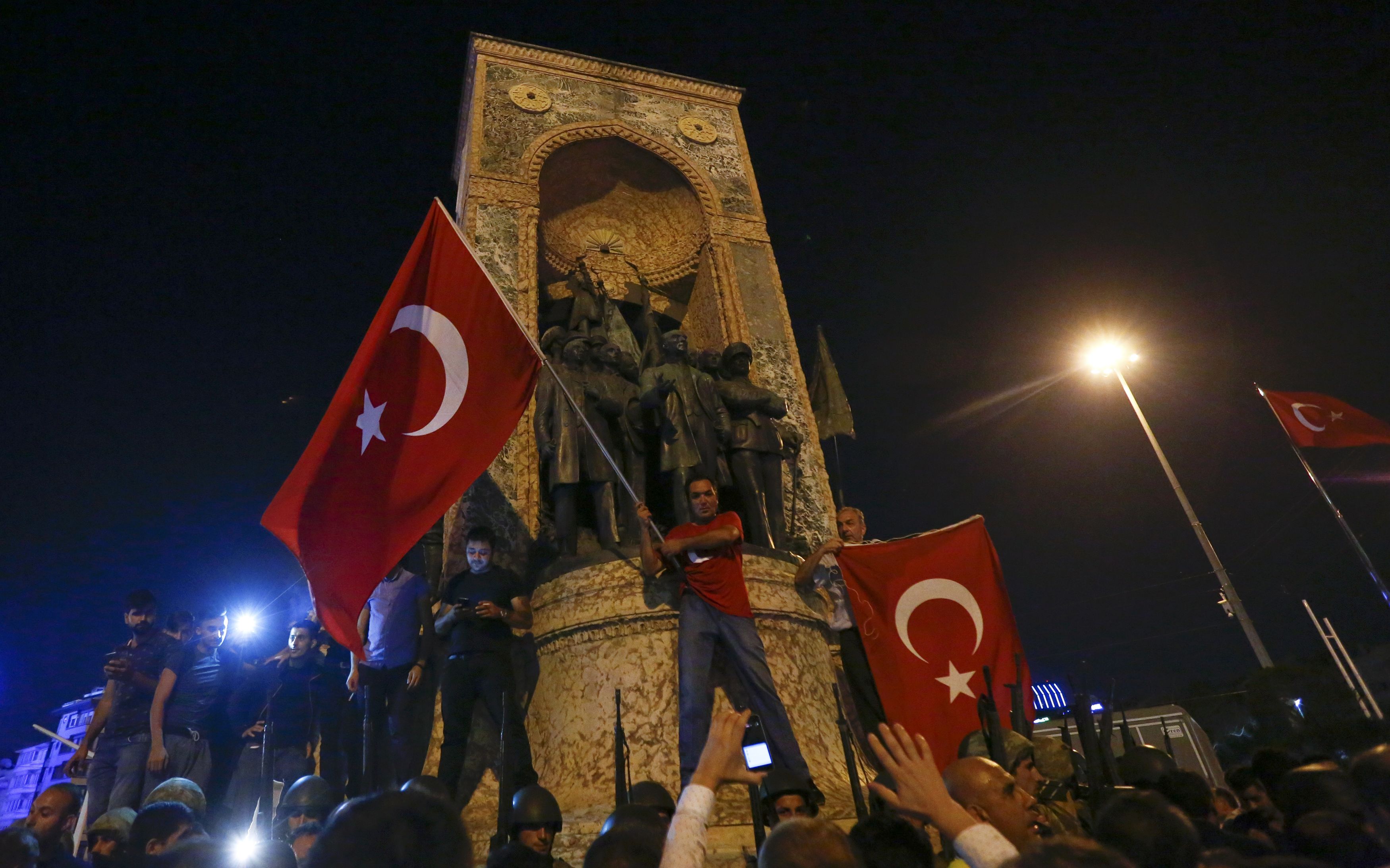 أتراك يحتشدون بميدان تقسيم بعد محاولة الإنقلاب على نظام أردوغان