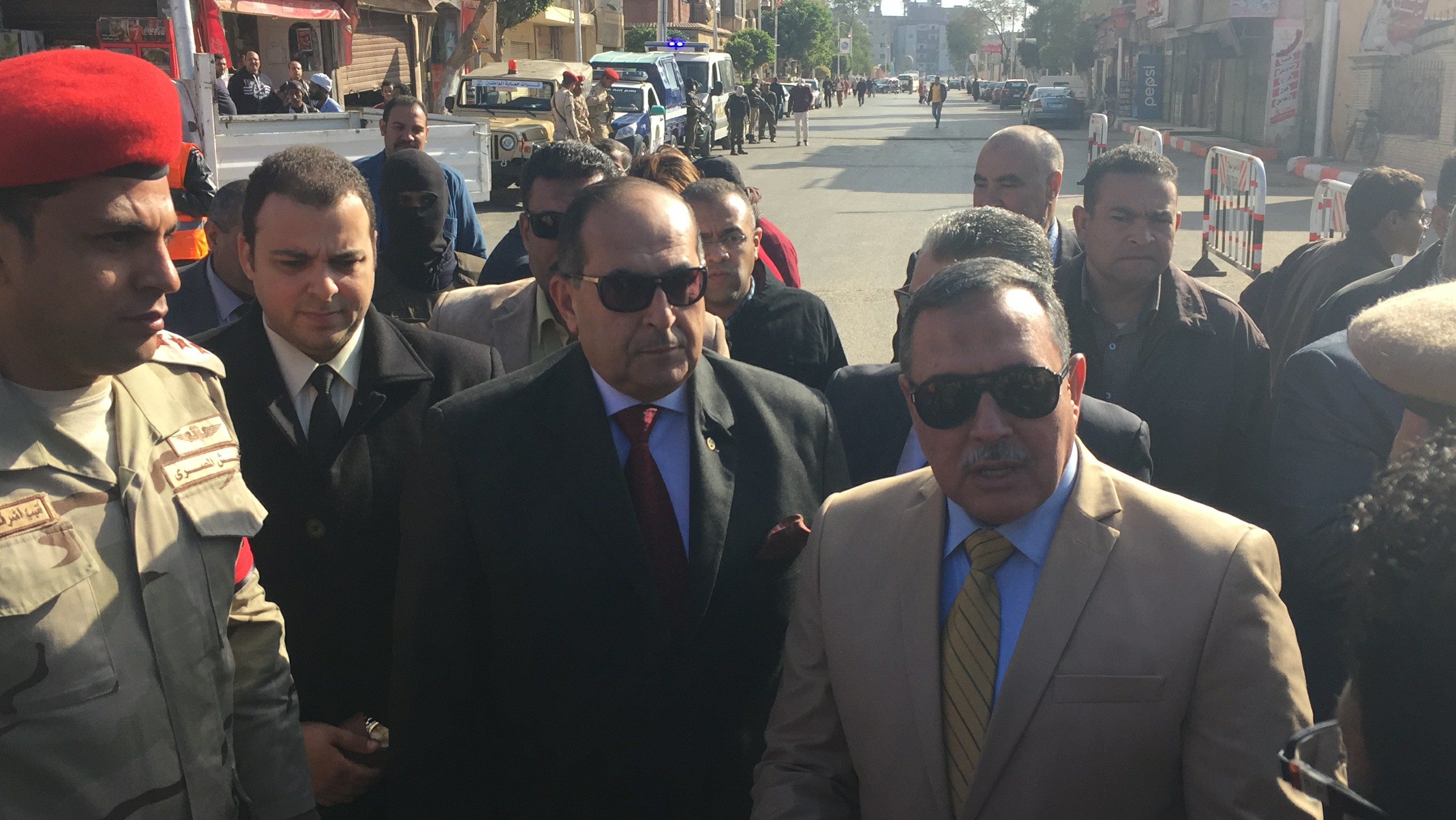 محافظ سوهاج ومدير الأمن ولقاء مع المواطنين بالشارع