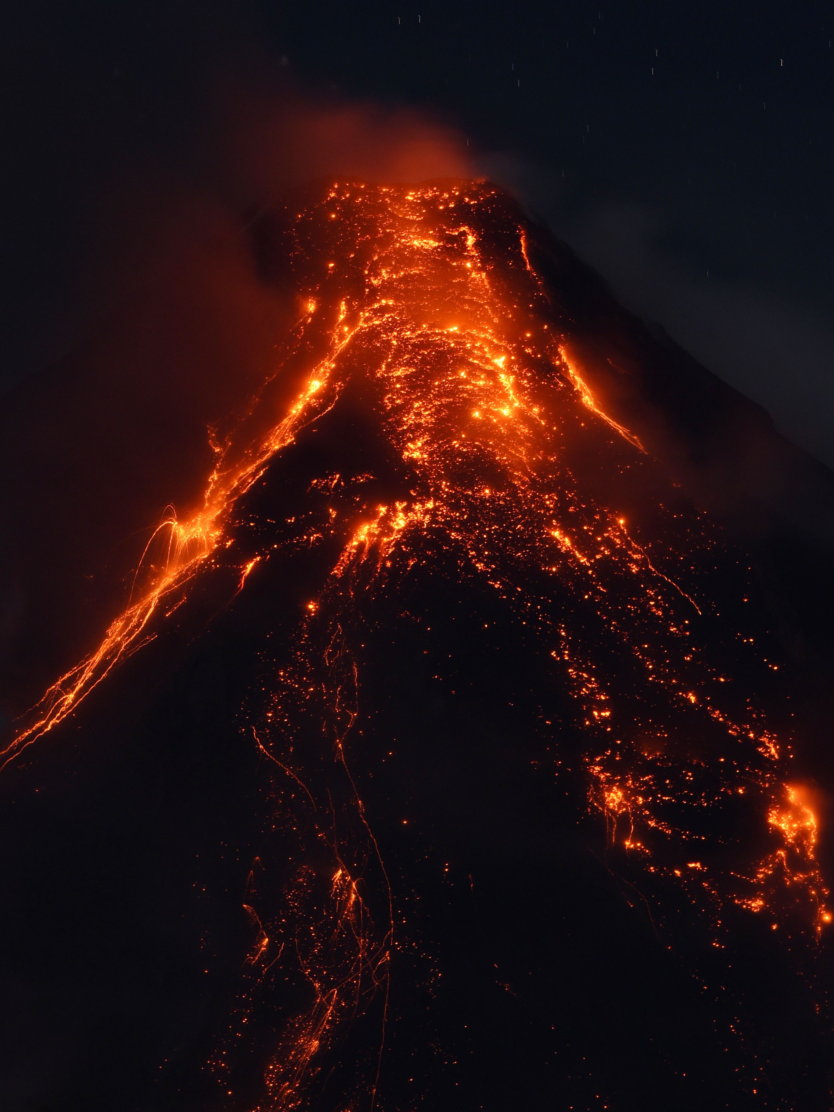 ثوران بركان الفلبين والحمم تتدفق
