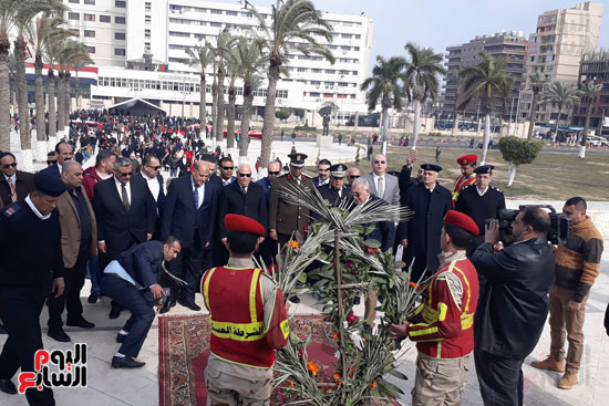 احتفالا بعيد الشرطة وضع إكليل الزهور بالنصب التذكارى