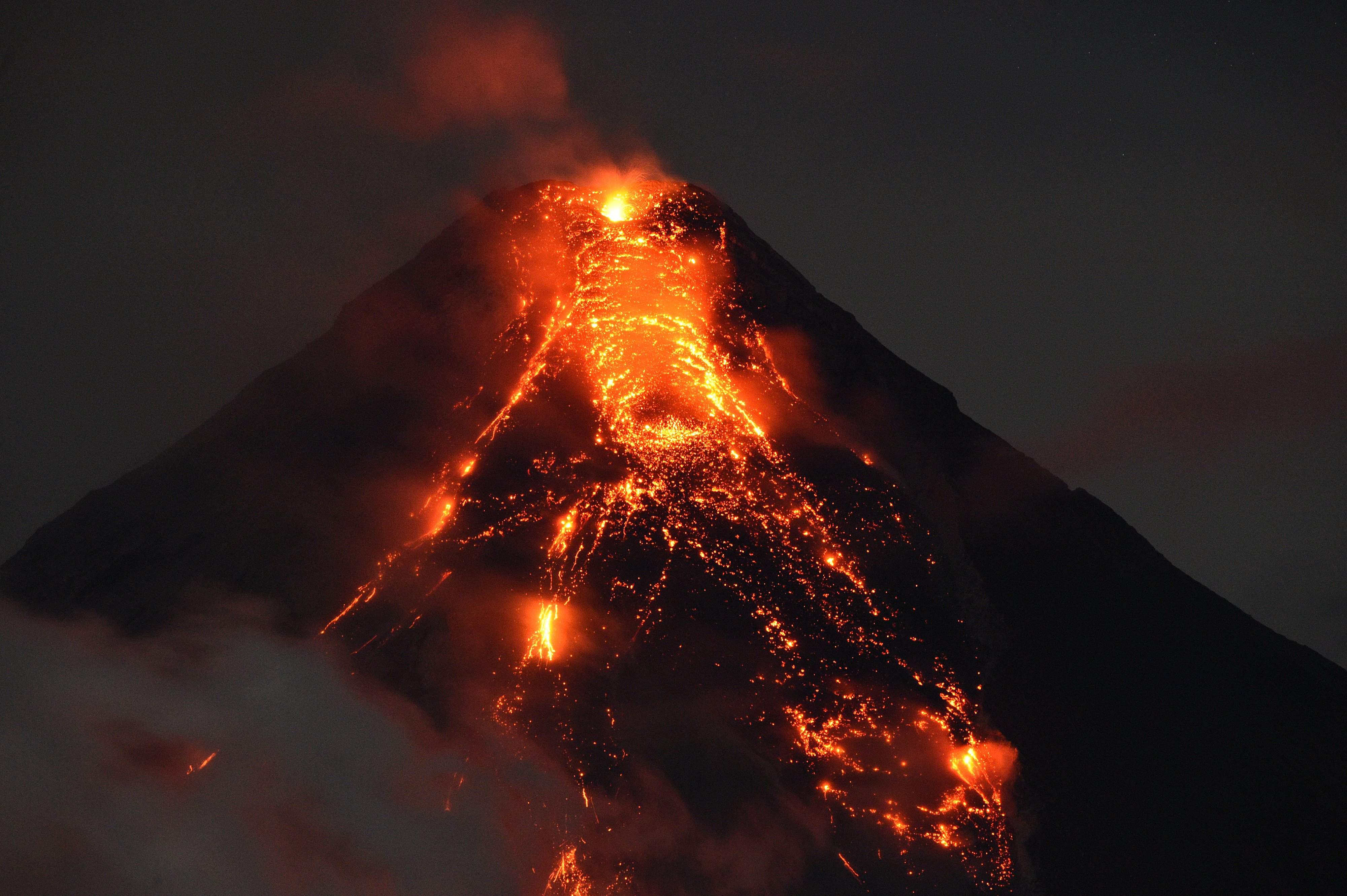 Извержение вулканов и сильные землетрясения происходят. Вулкан Майон Филиппины. Извержение вулкана Майон. Извержение вулкана Майон Филиппины 1766 год. Вулканические землетрясения.