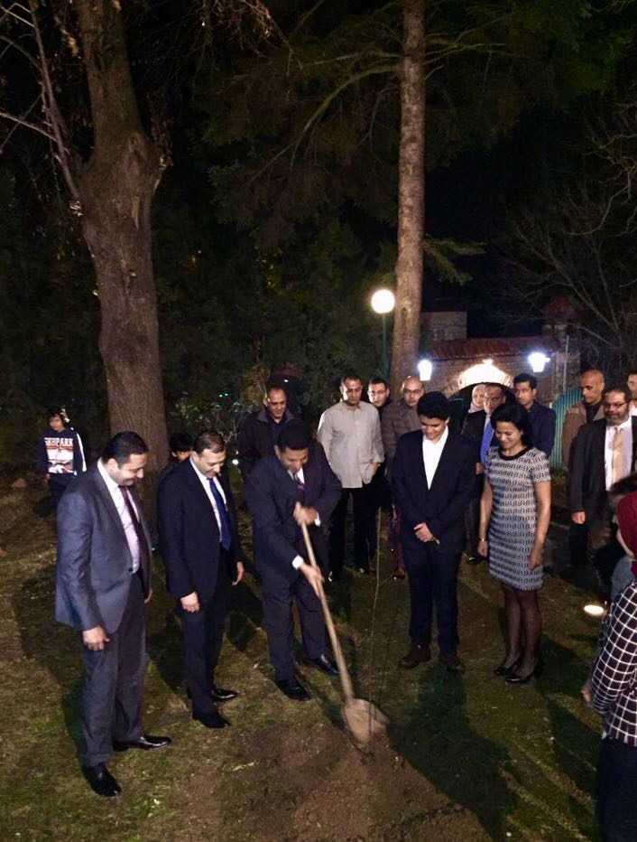 الجالية المصرية و زرع الشجرة فى حديقة السفارة