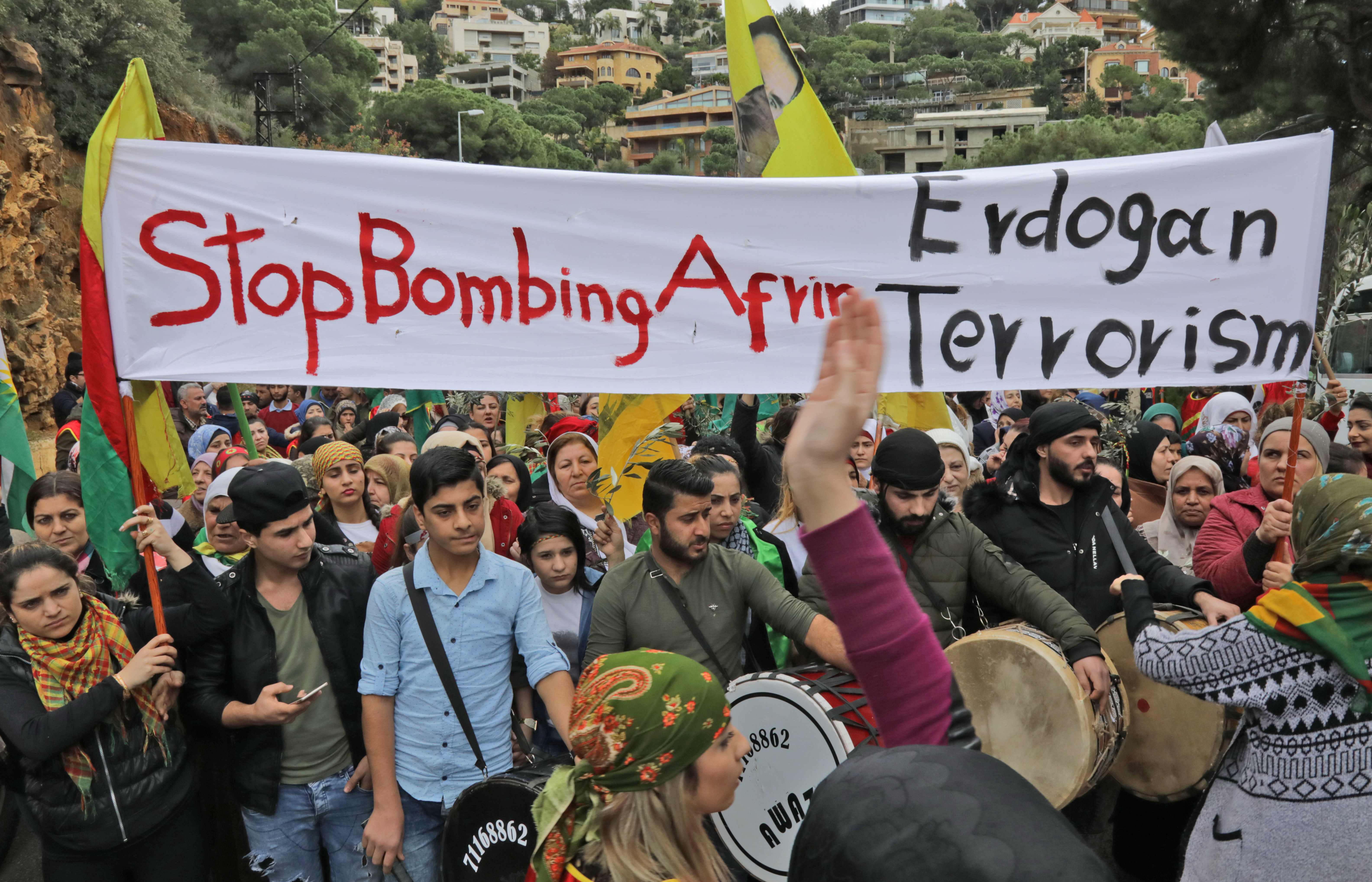 لافتات تطالب بوقف الطغيان التركى