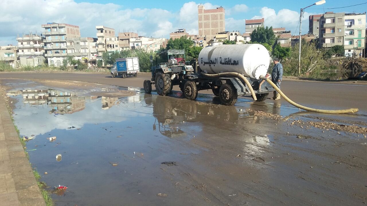 أمطار غزيرة تغرق شوارع مدن البحيرة  (6)