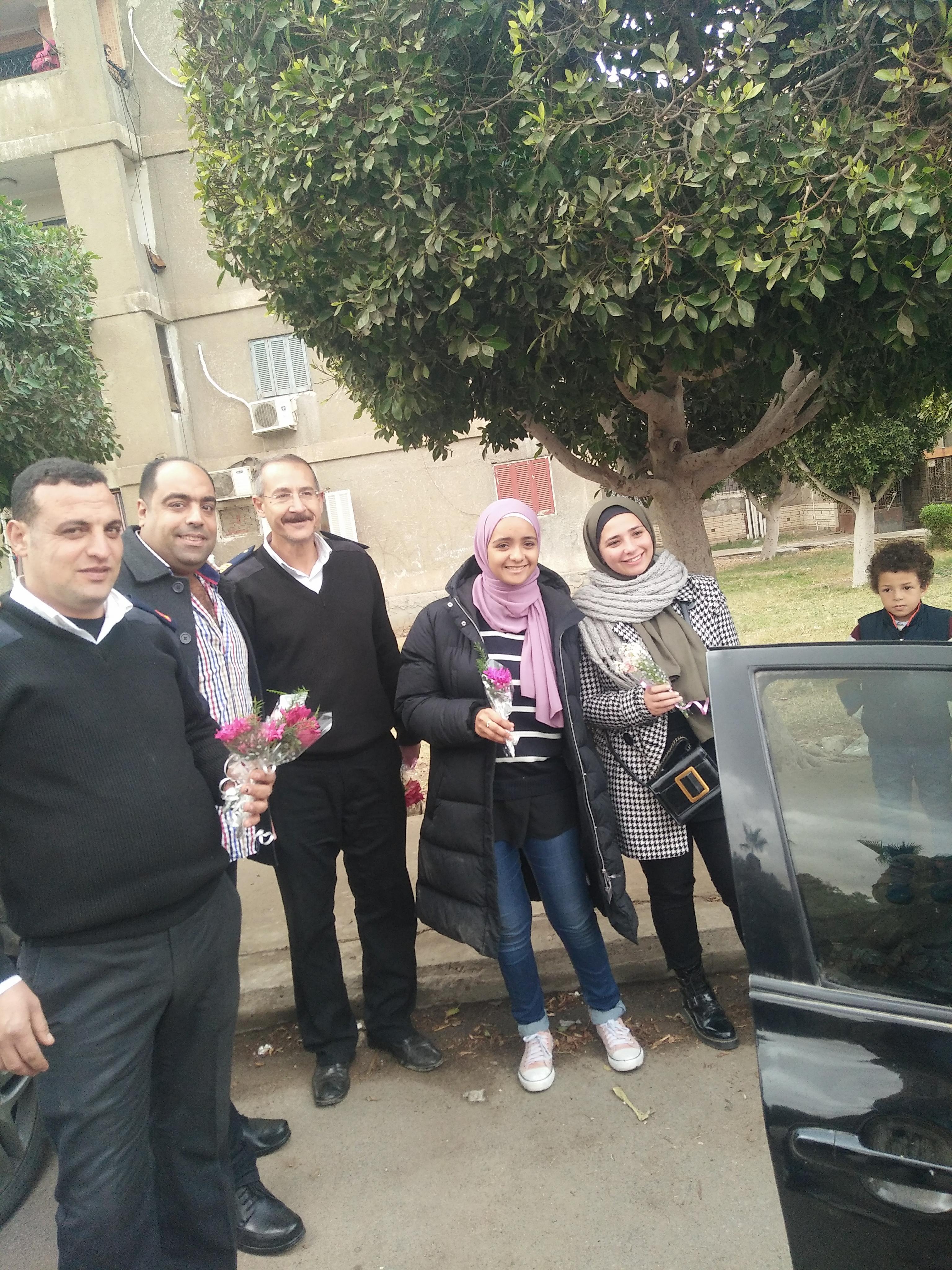 1 رئيس شرطة الاسكان والتعمير فى 15 مايو يوزع الورود على المواطنين