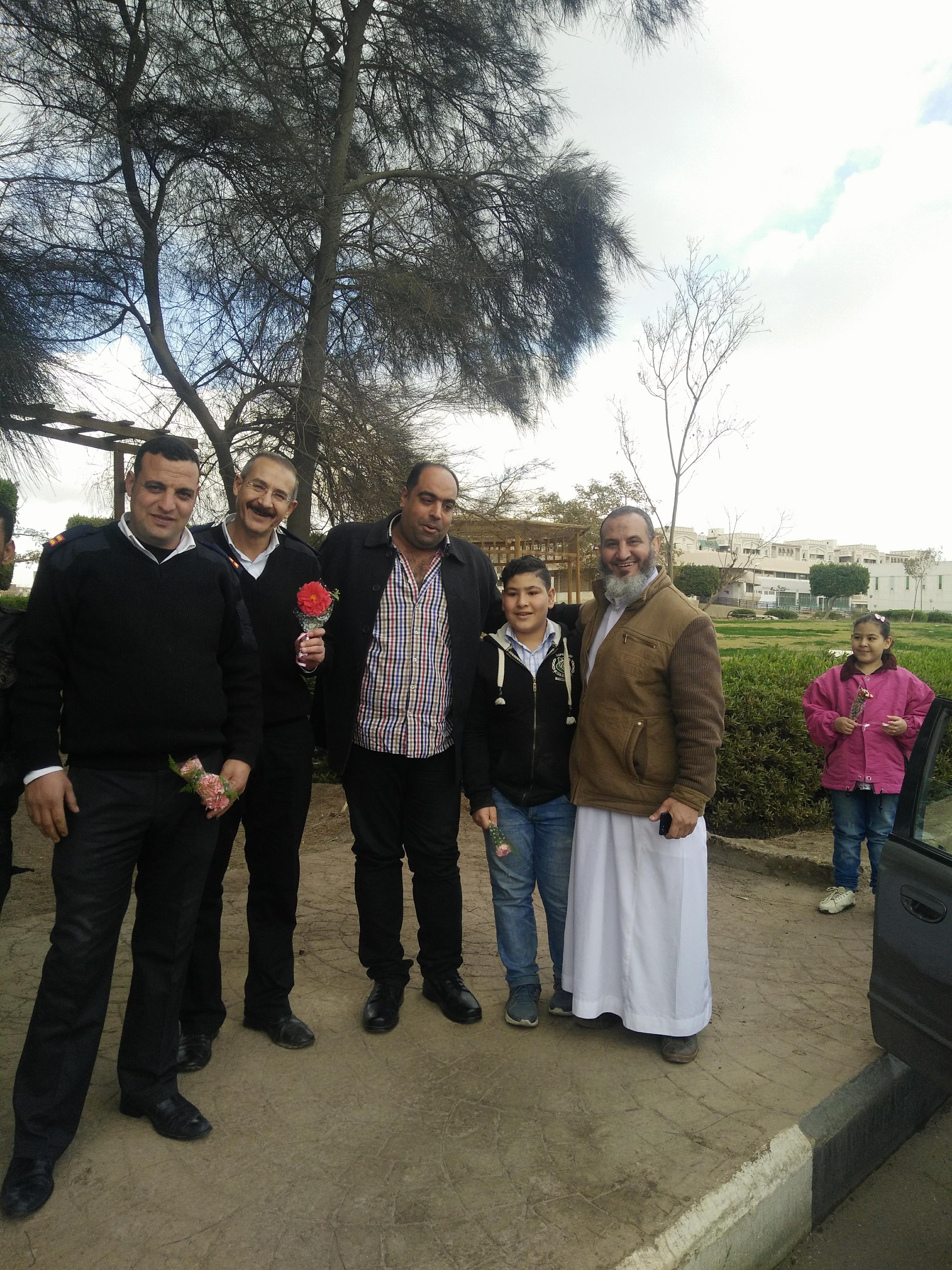 5 رئيس شرطة الاسكان والتعمير فى 15 مايو يوزع الورود على المواطنين
