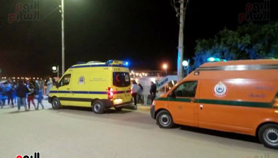 سيارات الإسعاف تنقل المصابين من مرسى إسنا السياحى لمستشفى أرمنت التخصصى