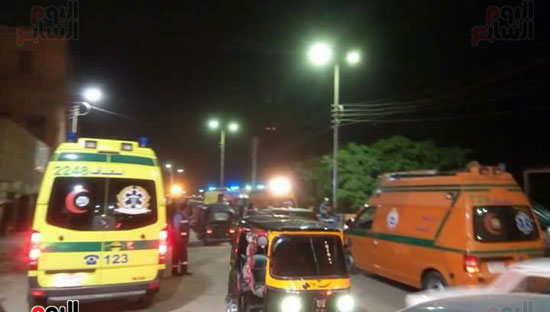 سيارات الإسعاف خلال نقل المصابين للمستشفى