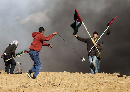 متظاهرون يواجهون قوات الاحتلال بالحجارة