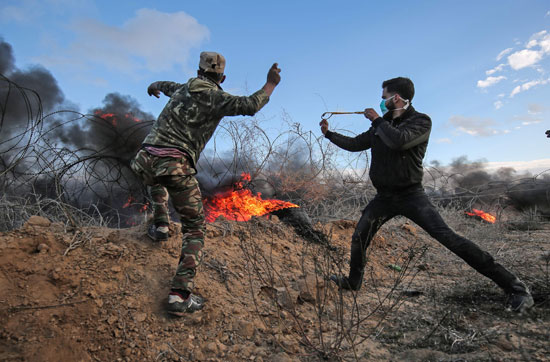 فلسطينيان يوجهان قوات الاحتلال