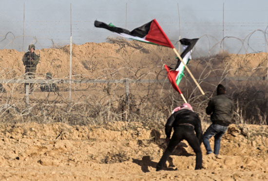 العلم الفلسطينى يرفرف أثناء الاشتباكات