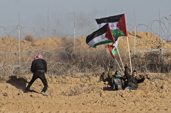 جانب من اشتباكات عنيفة بين قوات الاحتلال الإسرائيلى والفلسطينيين بقطاع غزة