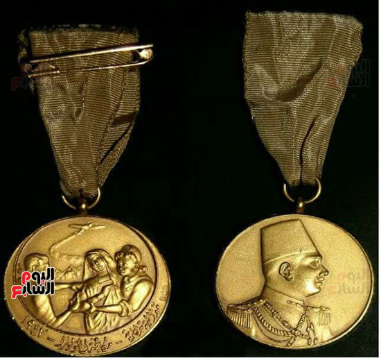 ميدالية تذكارية من الذهب تحمل صورة الملك فاروق