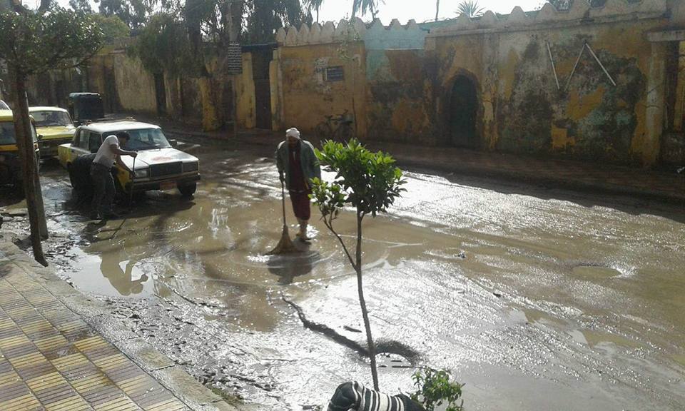 3- عمال مجالس المدن ترفع مياه الامطار