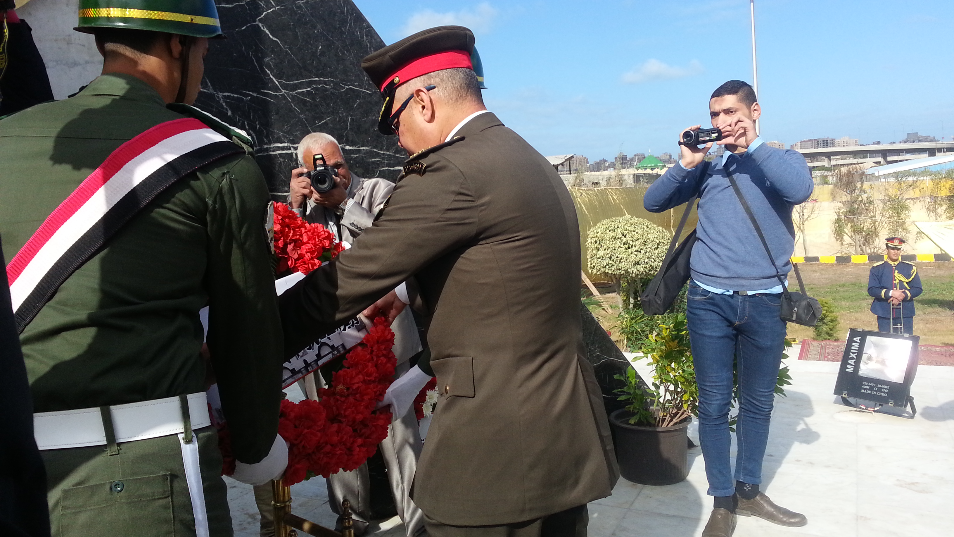 قائد المنطقة الشمالية ومدير أمن الإسكندرية يضعان إكليلاً من الزهور  (4)