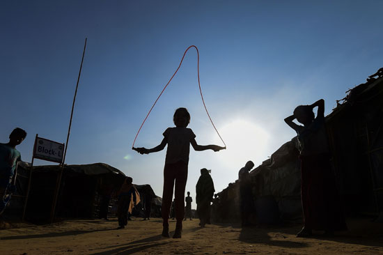 طفل من الروهينجا يلعب بالحبل 