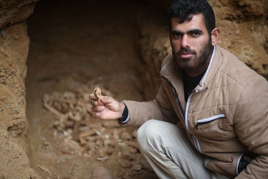 المواطن الفلسطينى يعرض الشظايا بعد اكتشافها 