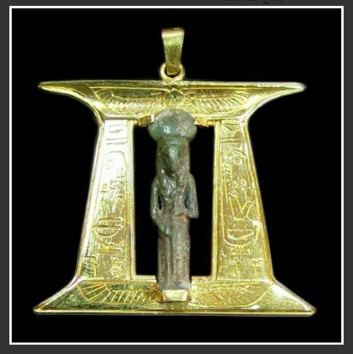 حلية على شكل باب معبد فرعونى