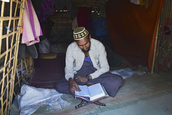 مواطن ببنجلاديش يقرأ القرآن الكريم