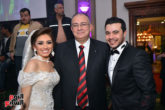 حسام-صالح-المدير-التنفيذى-لراديو-النيل-مع-العروسين