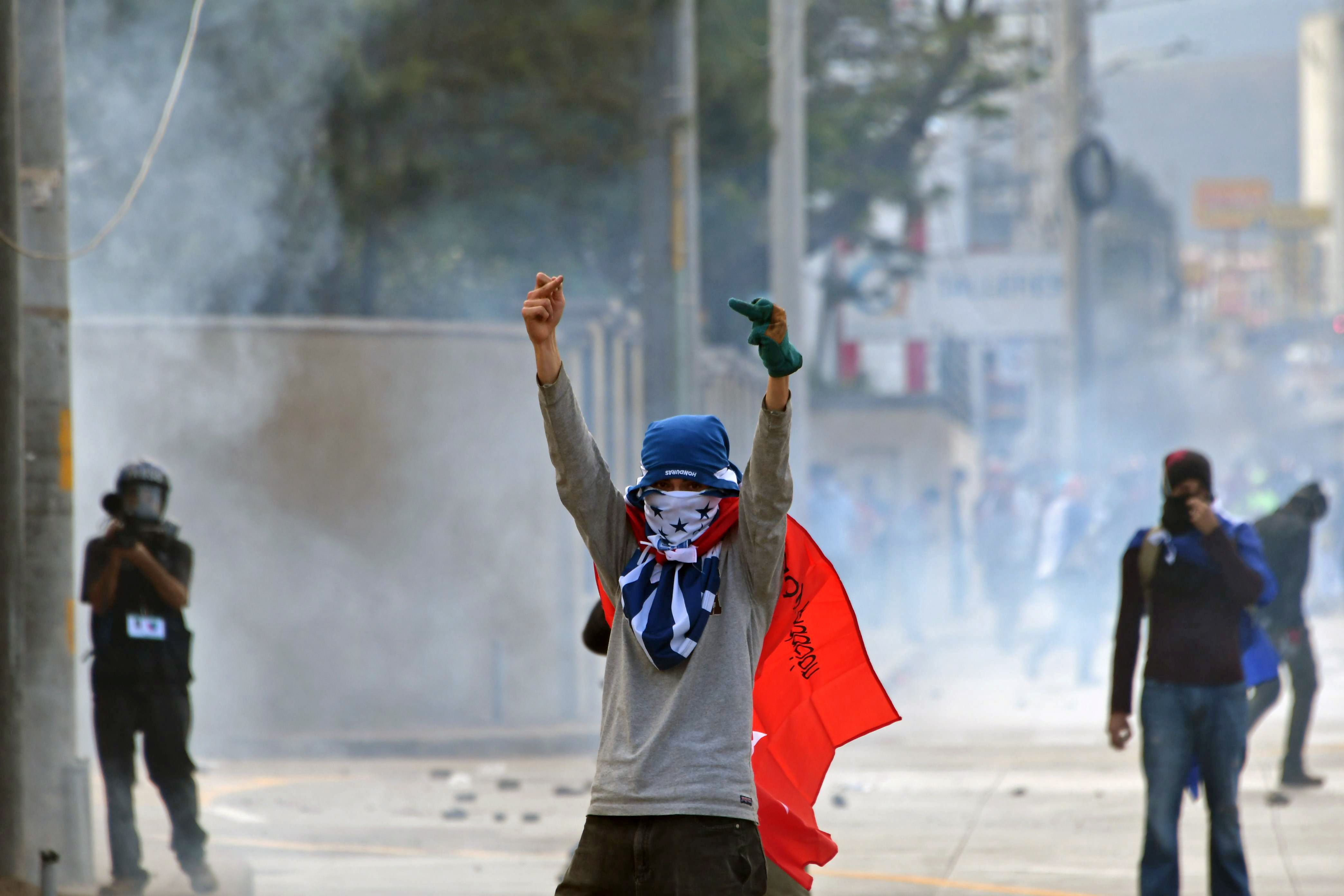 جانب من  اشتباكات عنيفة بين شرطة هندوراس ومحتجين على إعادة انتخاب الرئيس هيرنانديز