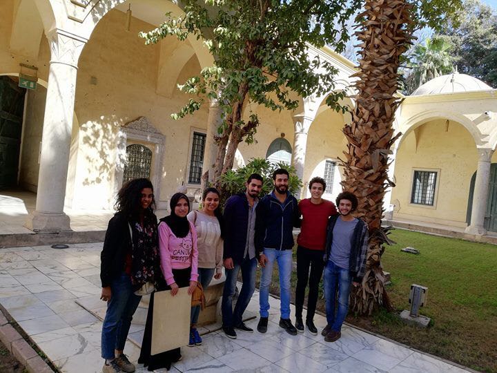 3 الطلاب برفقة د. مراد درويش فى متحف المنيل ( متحف الامير محمد على )