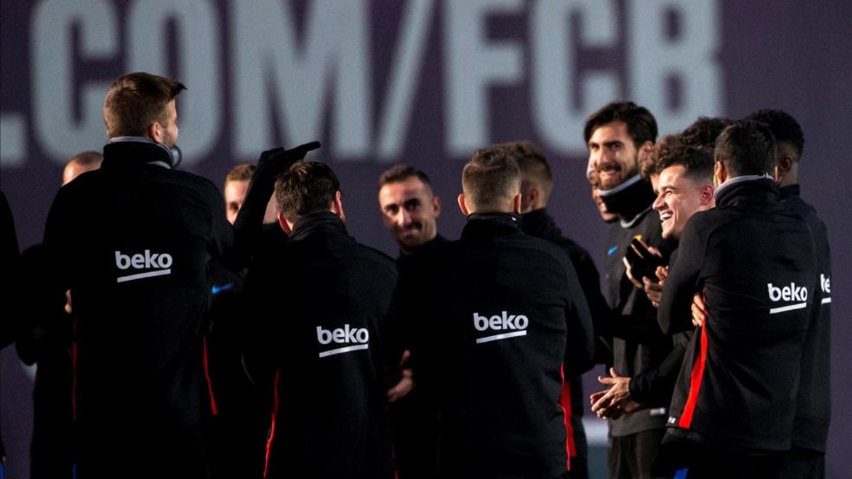كوتينيو مبتسماً وسط لاعبى برشلونة خلال تقديمه رسمياً