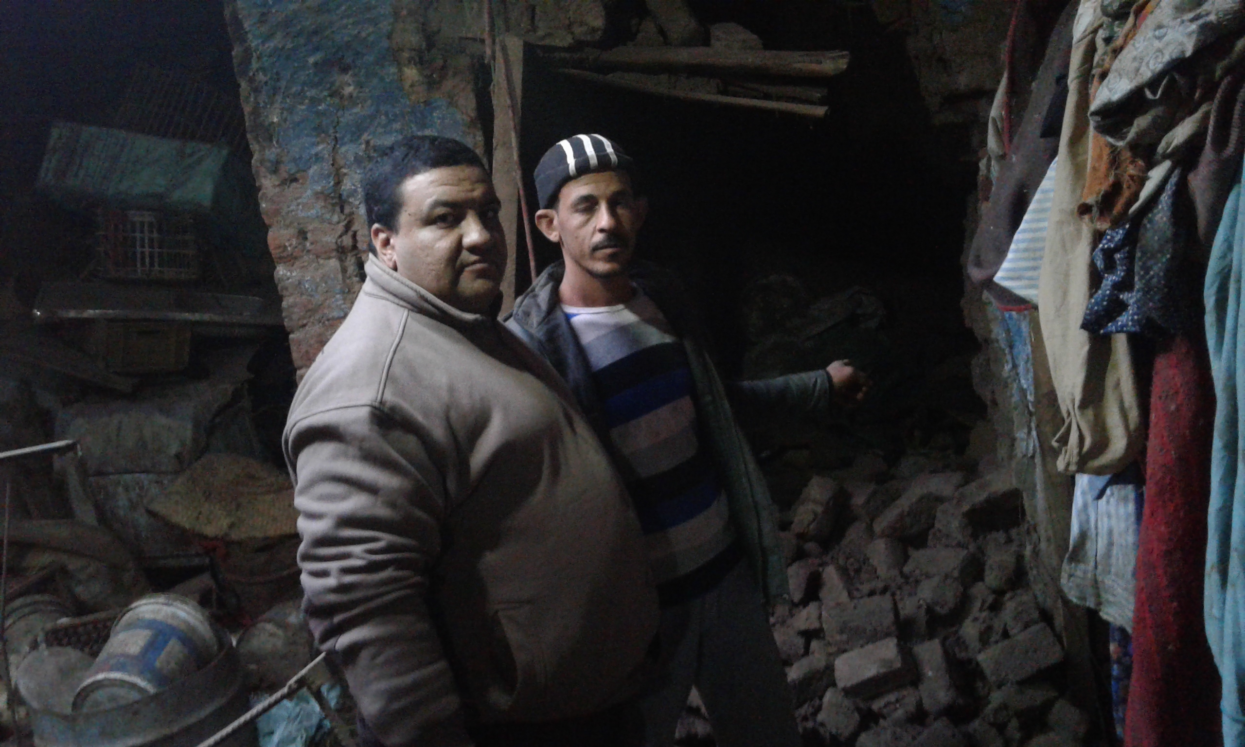 محرر اليوم السابع مع أحد المواطنين بعد انهيار منزله