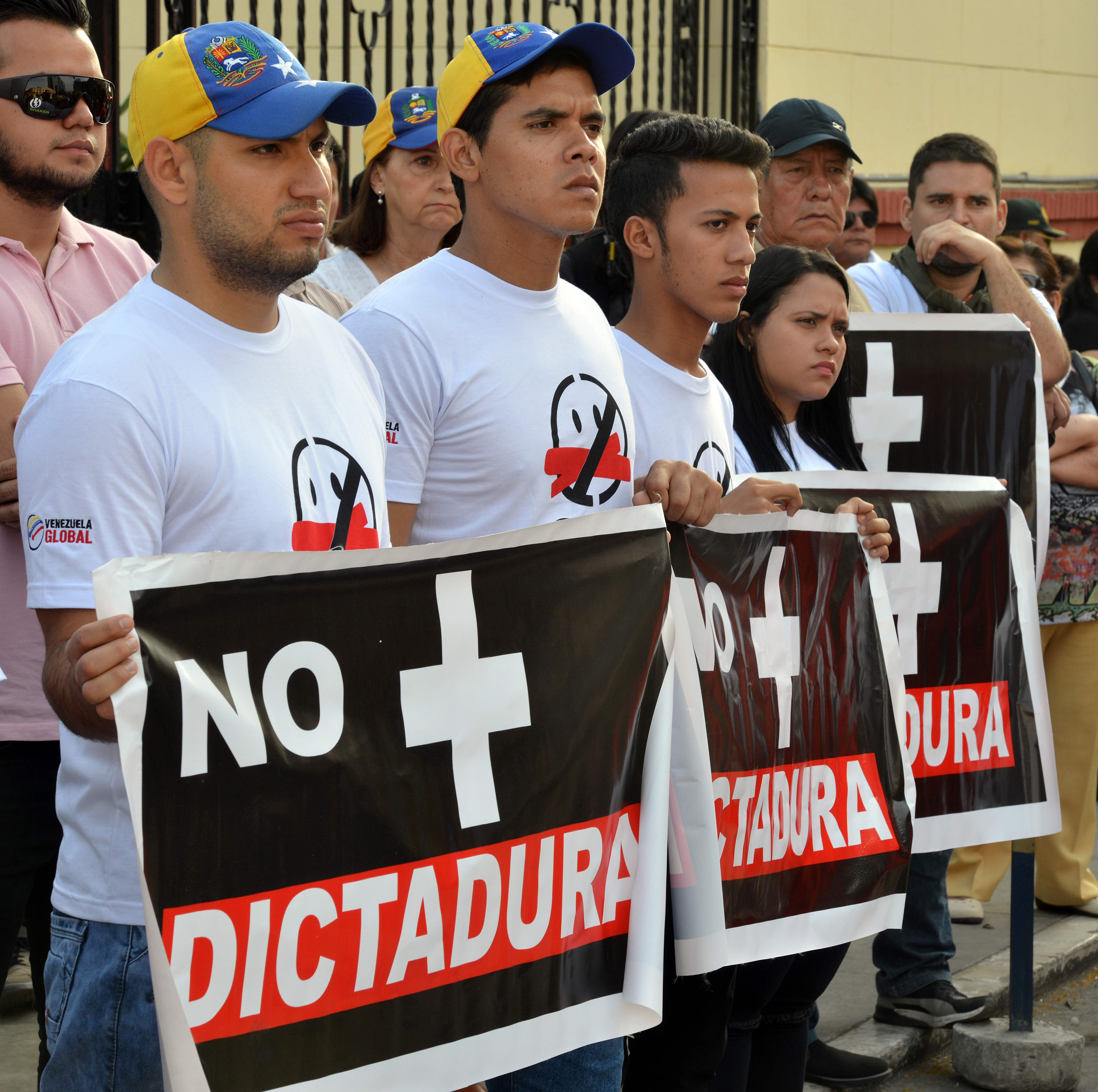 محتجون أمام سفارة فنزويلا