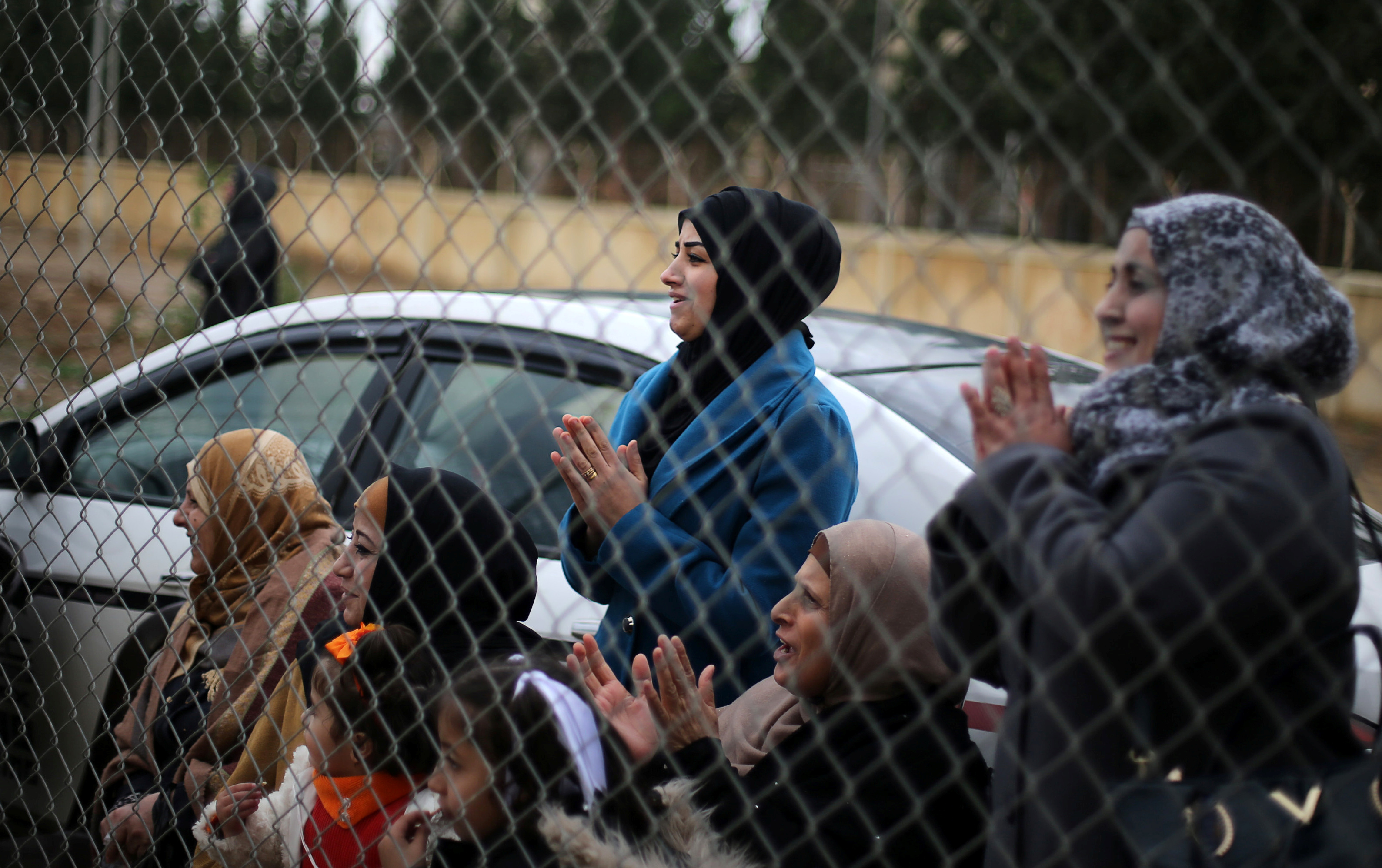 نساء غزة يتابعون المباراة من الخارج 