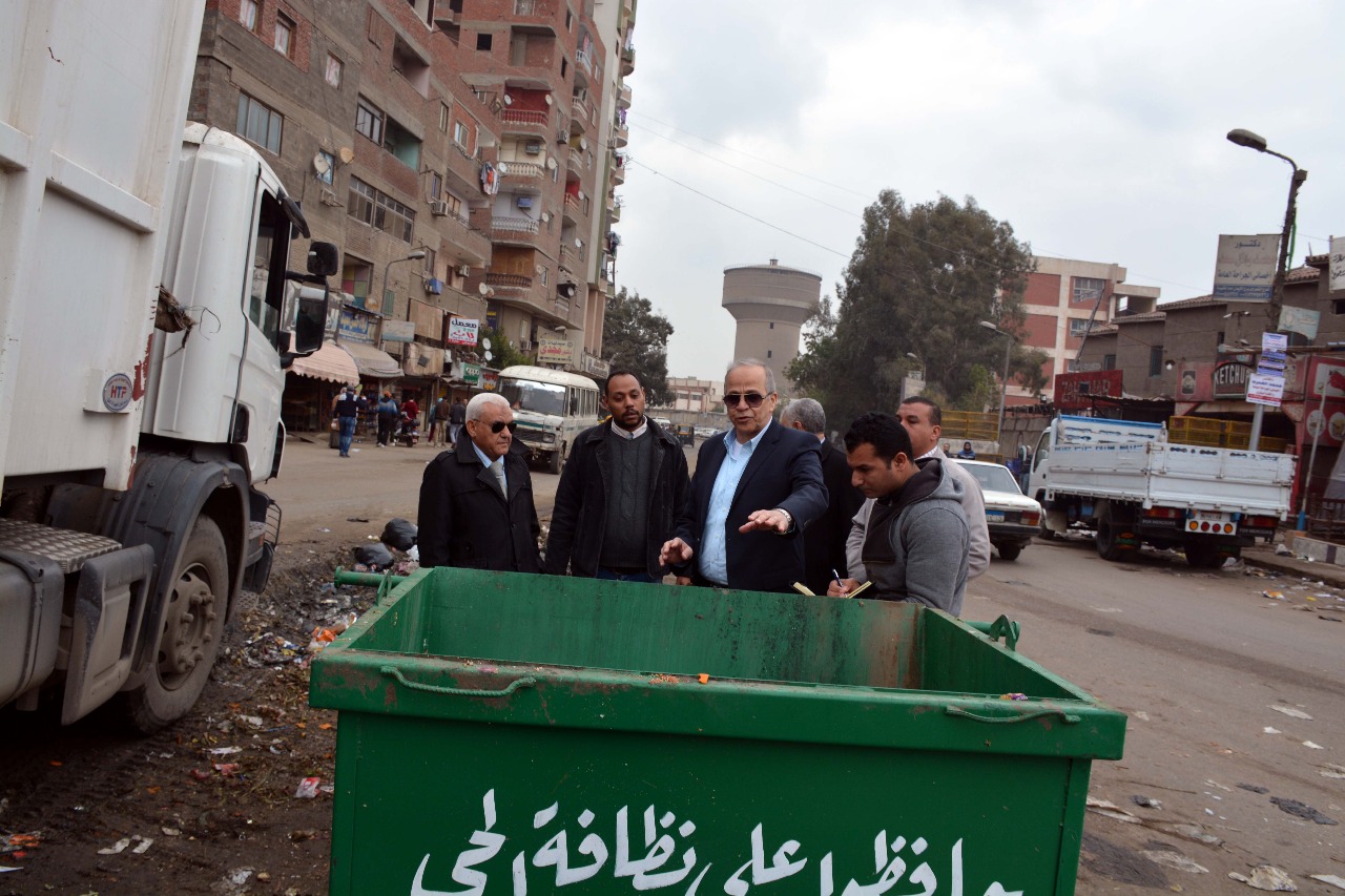 جولة  صباحية مفاجئة لمحافظ القليوبية بمدينة شبرا الخيمة وقليوب لمتابعة منظومة القمامة والصحة (4)