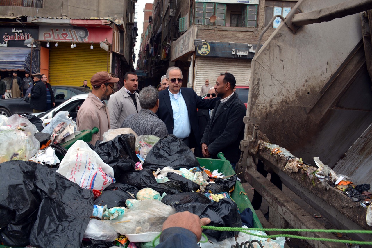 جولة  صباحية مفاجئة لمحافظ القليوبية بمدينة شبرا الخيمة وقليوب لمتابعة منظومة القمامة والصحة (5)