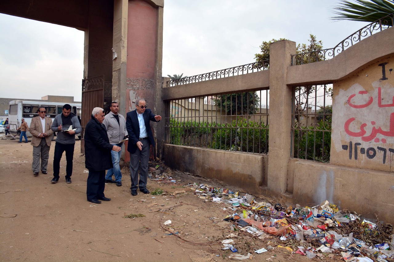 جولة  صباحية مفاجئة لمحافظ القليوبية بمدينة شبرا الخيمة وقليوب لمتابعة منظومة القمامة والصحة (6)