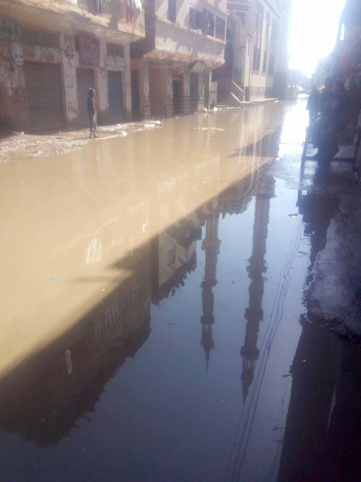 شارع آخر يغرق فى مياه الصرف بقرية النزل