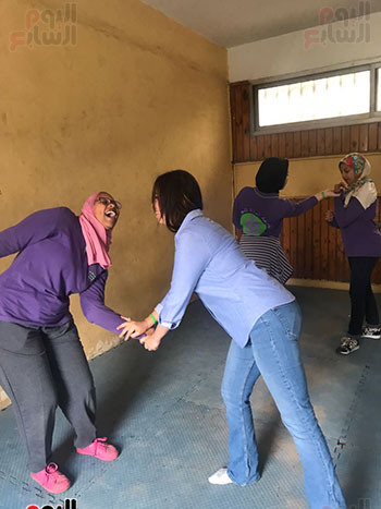 طالبات جامعة القاهرة خلال تدريبات الدفاع عن النفس (10)