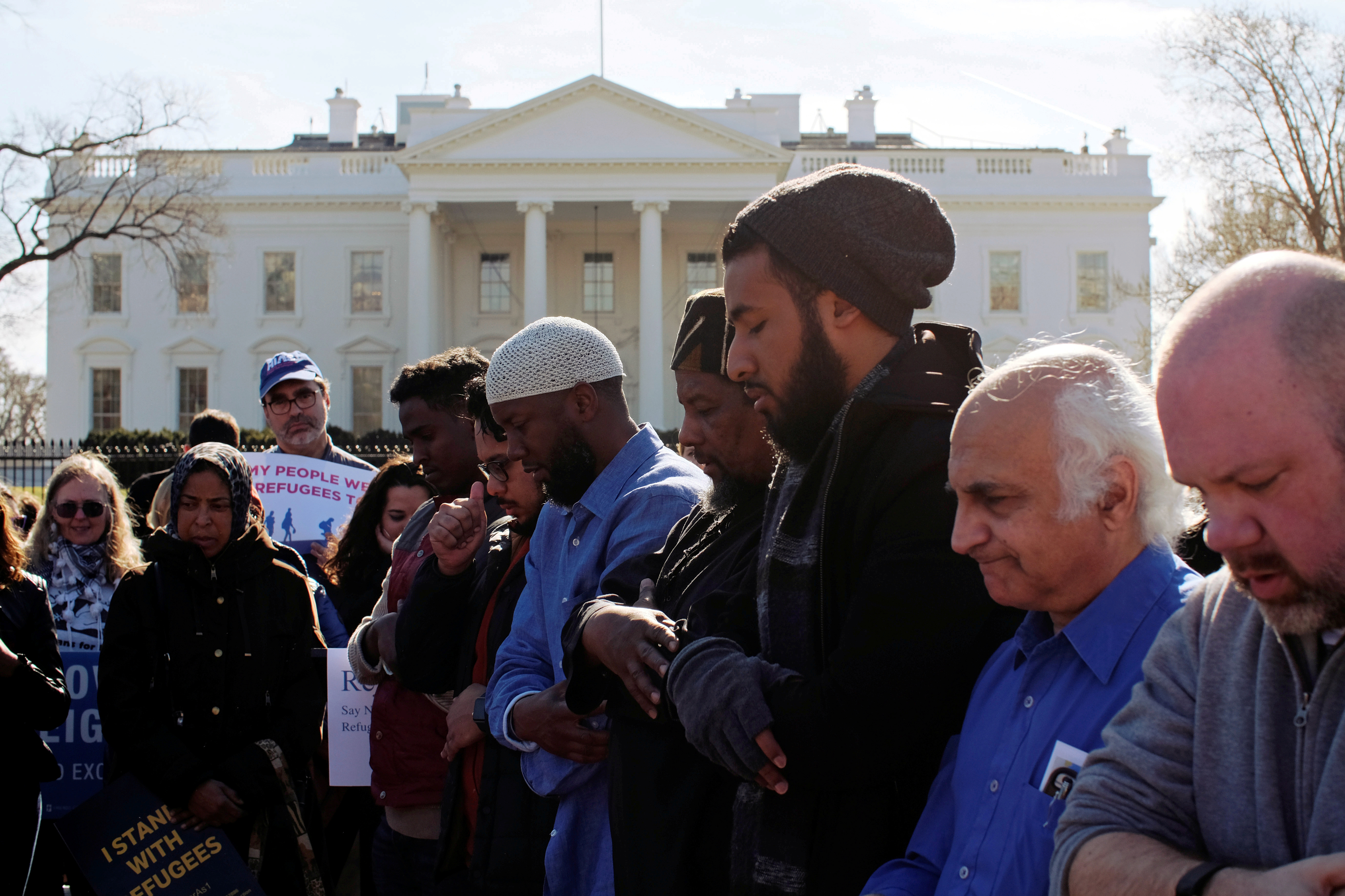 الصلاة أمام البيت الأبيض خلال مظاهرة ضد قرار حظر السفر