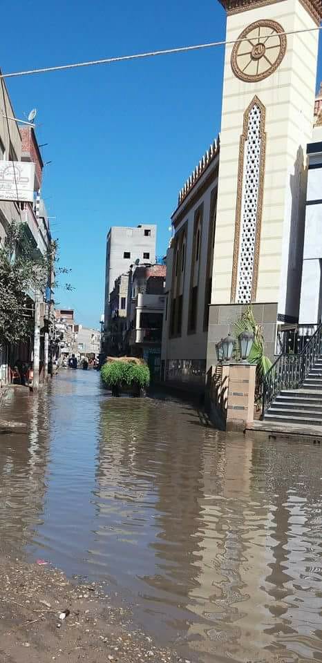 شوارع قرية النزل تغرق فى مياه الصرف