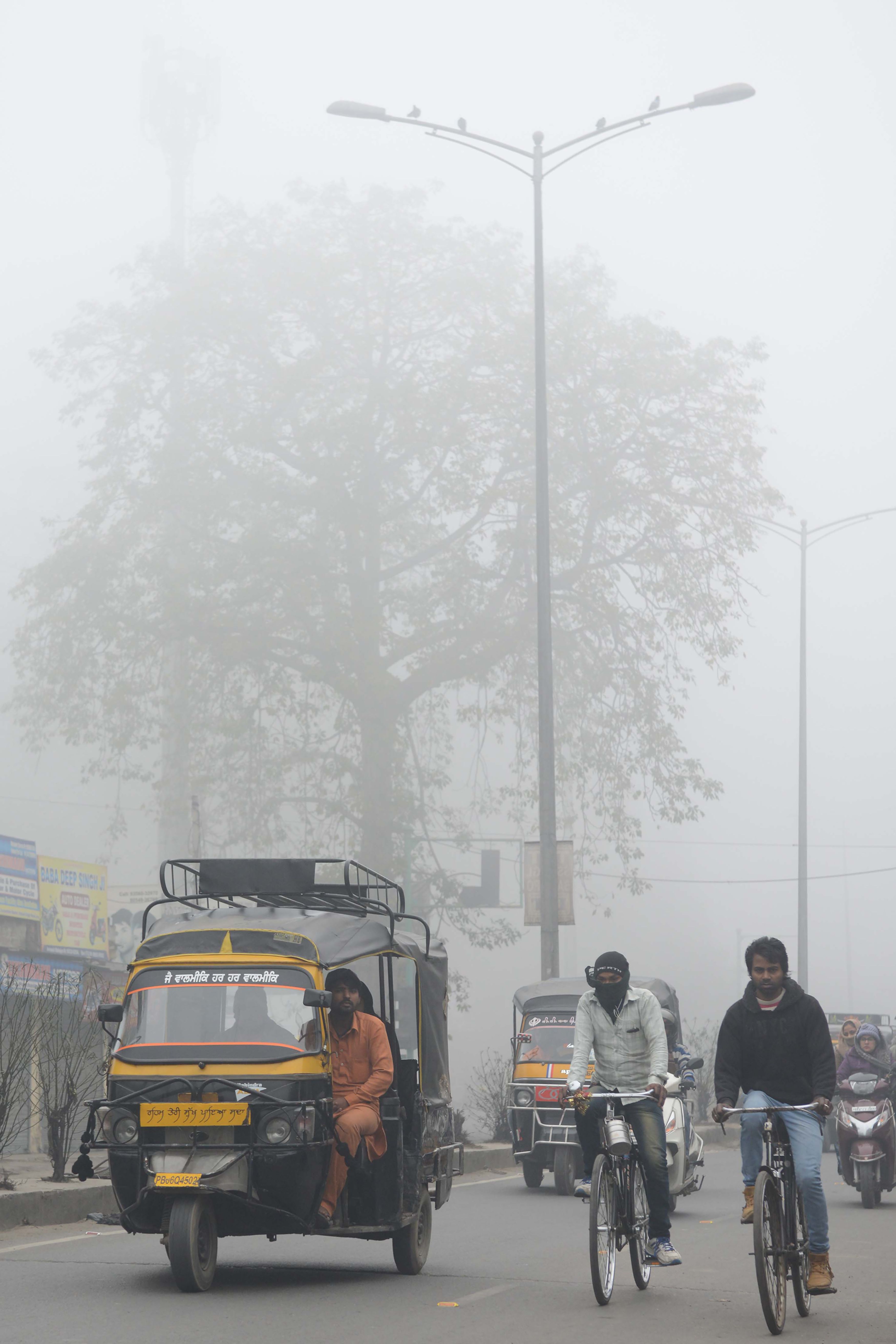 جانب من استمرار موجة الضباب الدخانى فى الهند