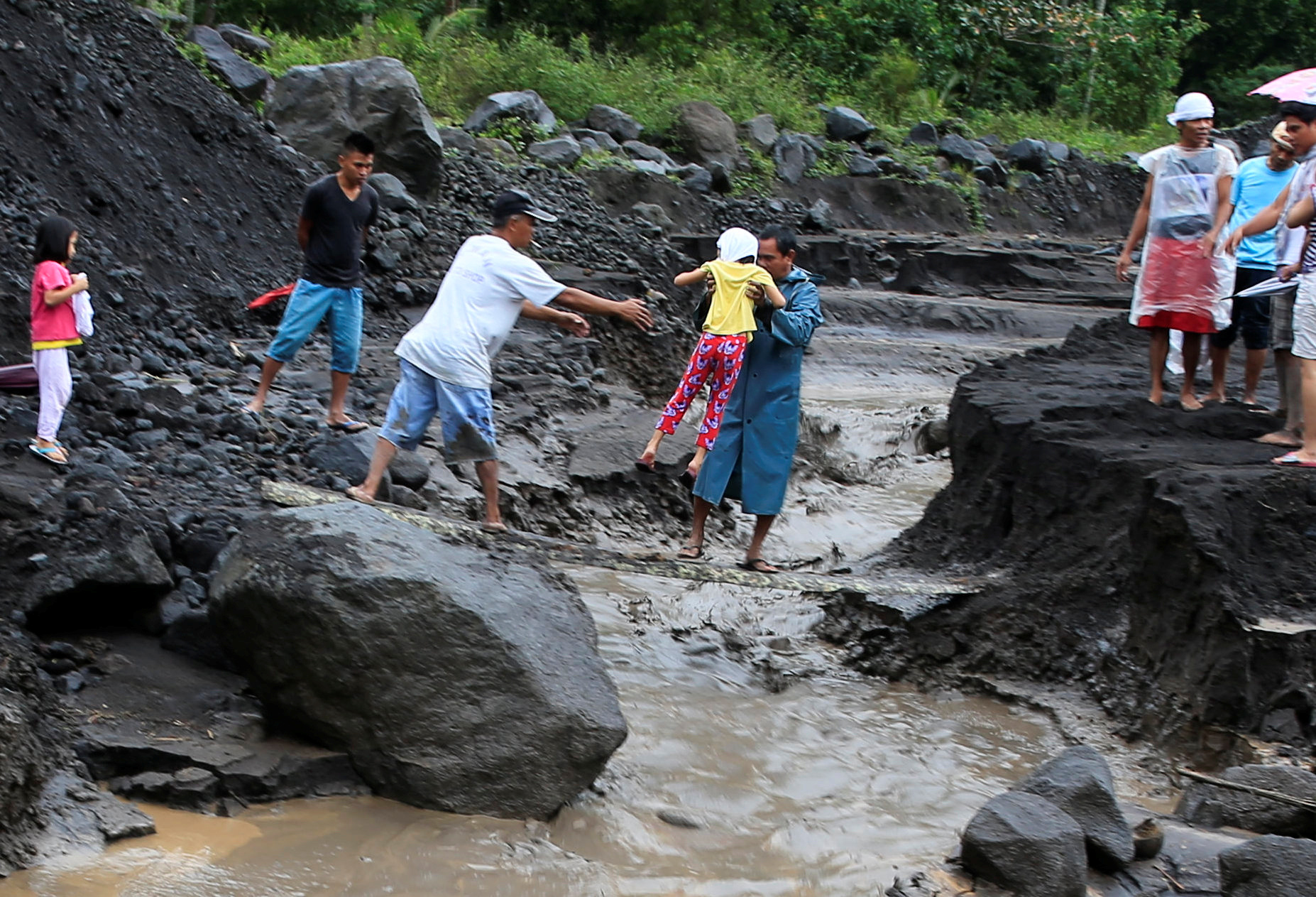 بركان مايون يشرد عشرات الأسر فى الفلبين
