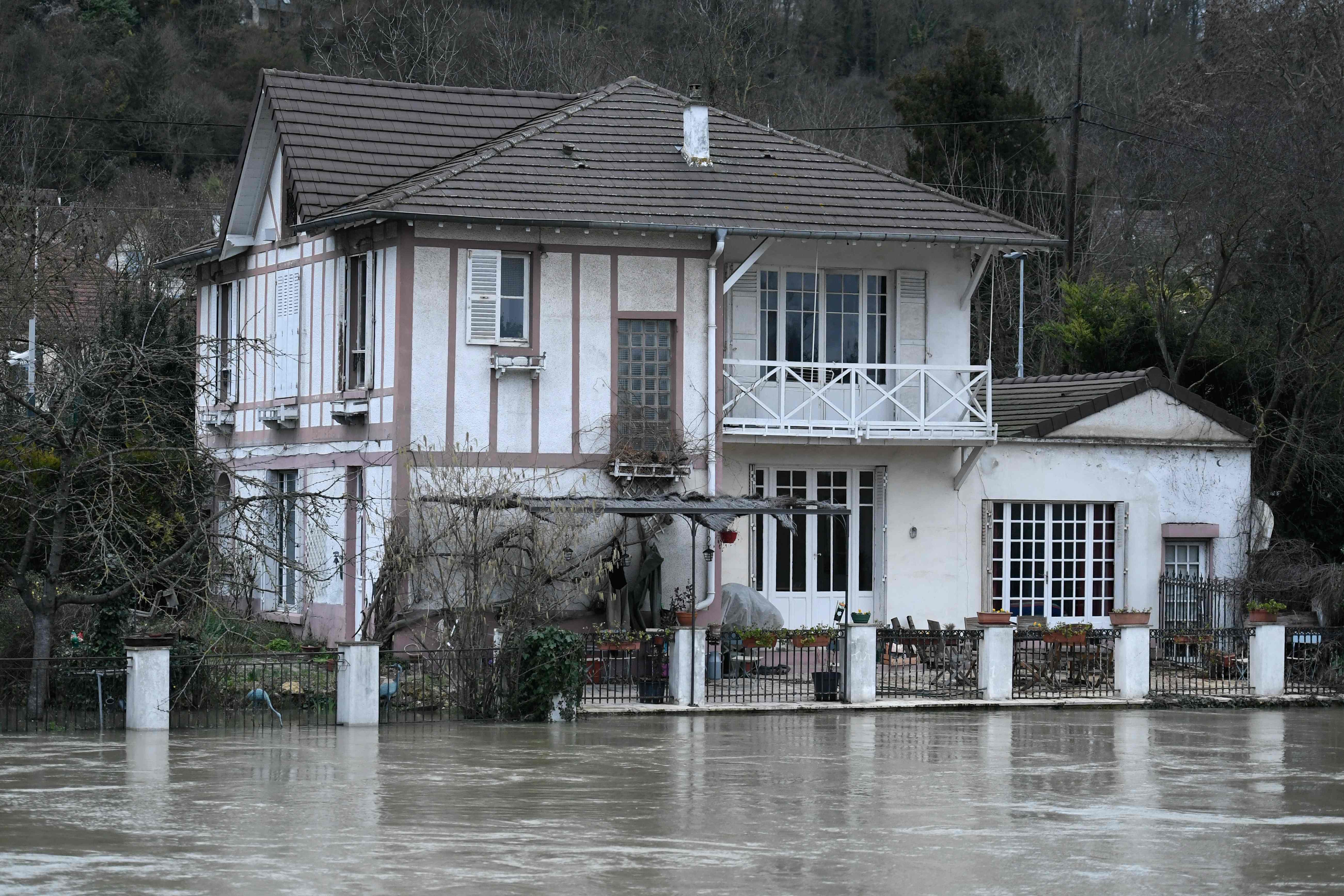 مياه الفيضانات تدخل المنازل فى باريس