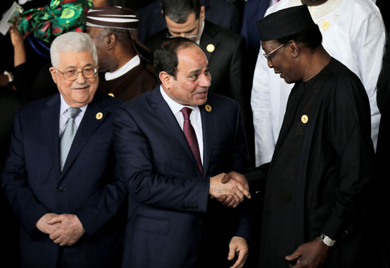 الرئيس عبد الفتاح السيسى يصافح رئيس تشاد إدريس ديبى