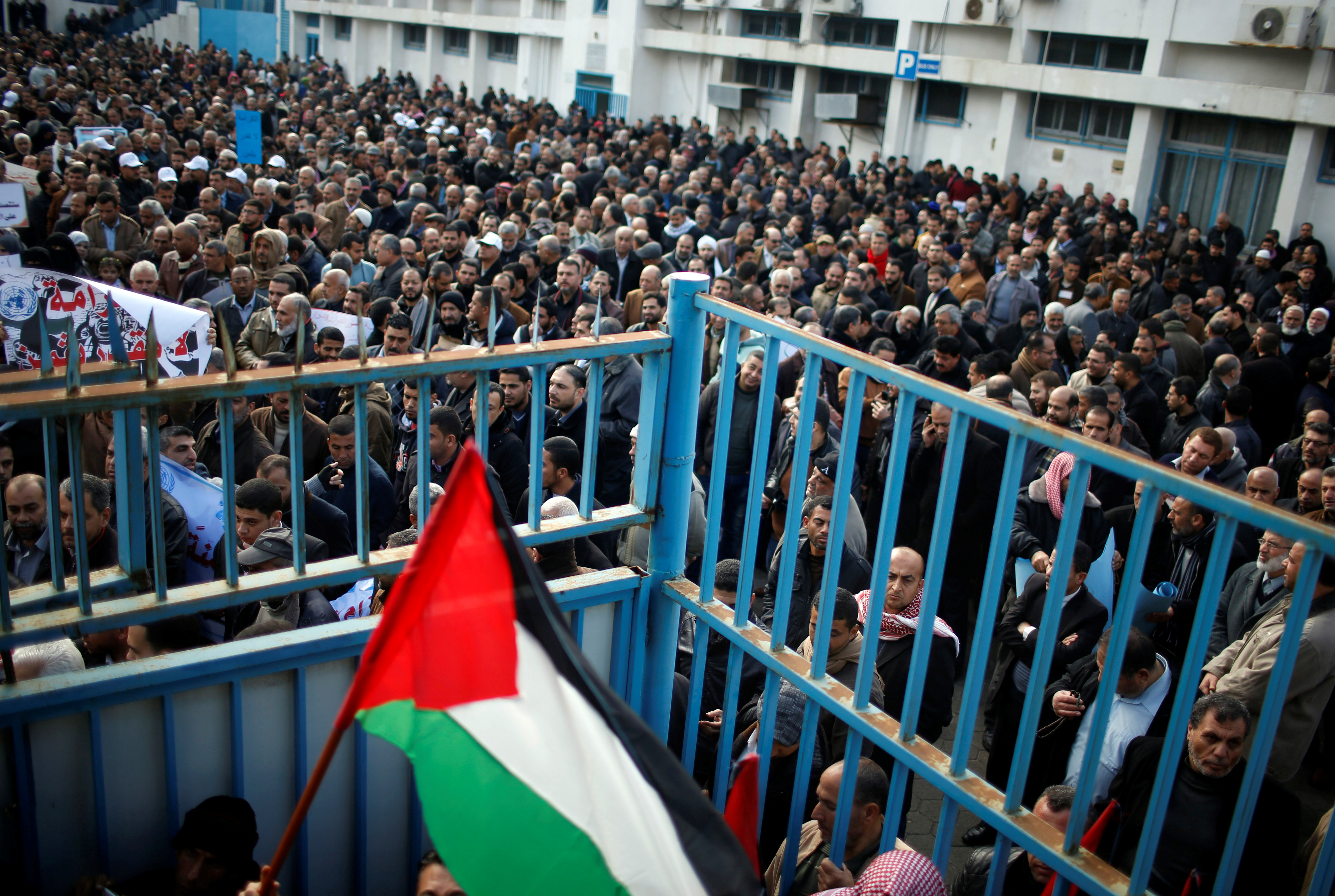 الألاف فى غزة يتظاهرون