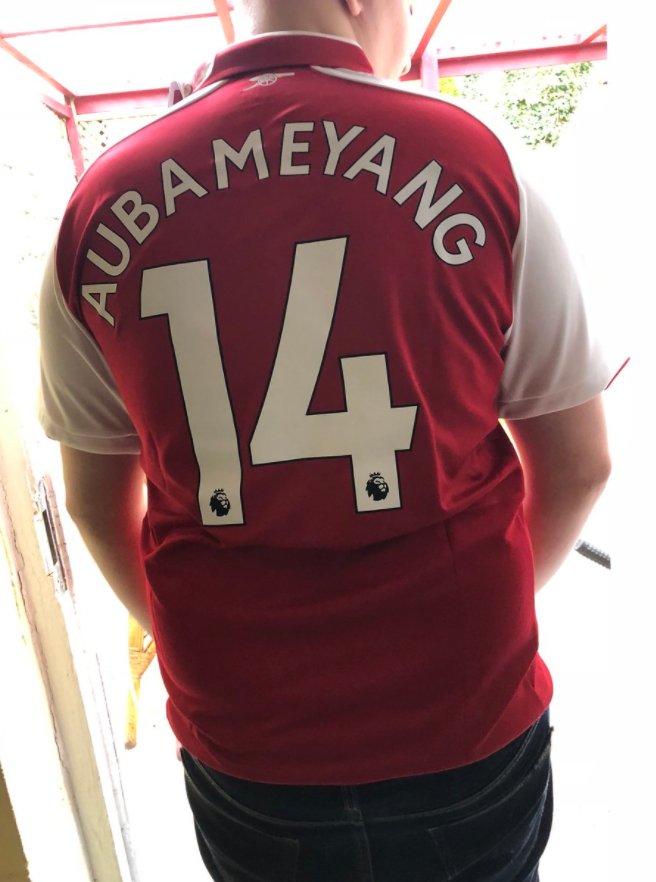 مشجع أرسنال يرتدى قميص رقم 14 باسم أوباميانج