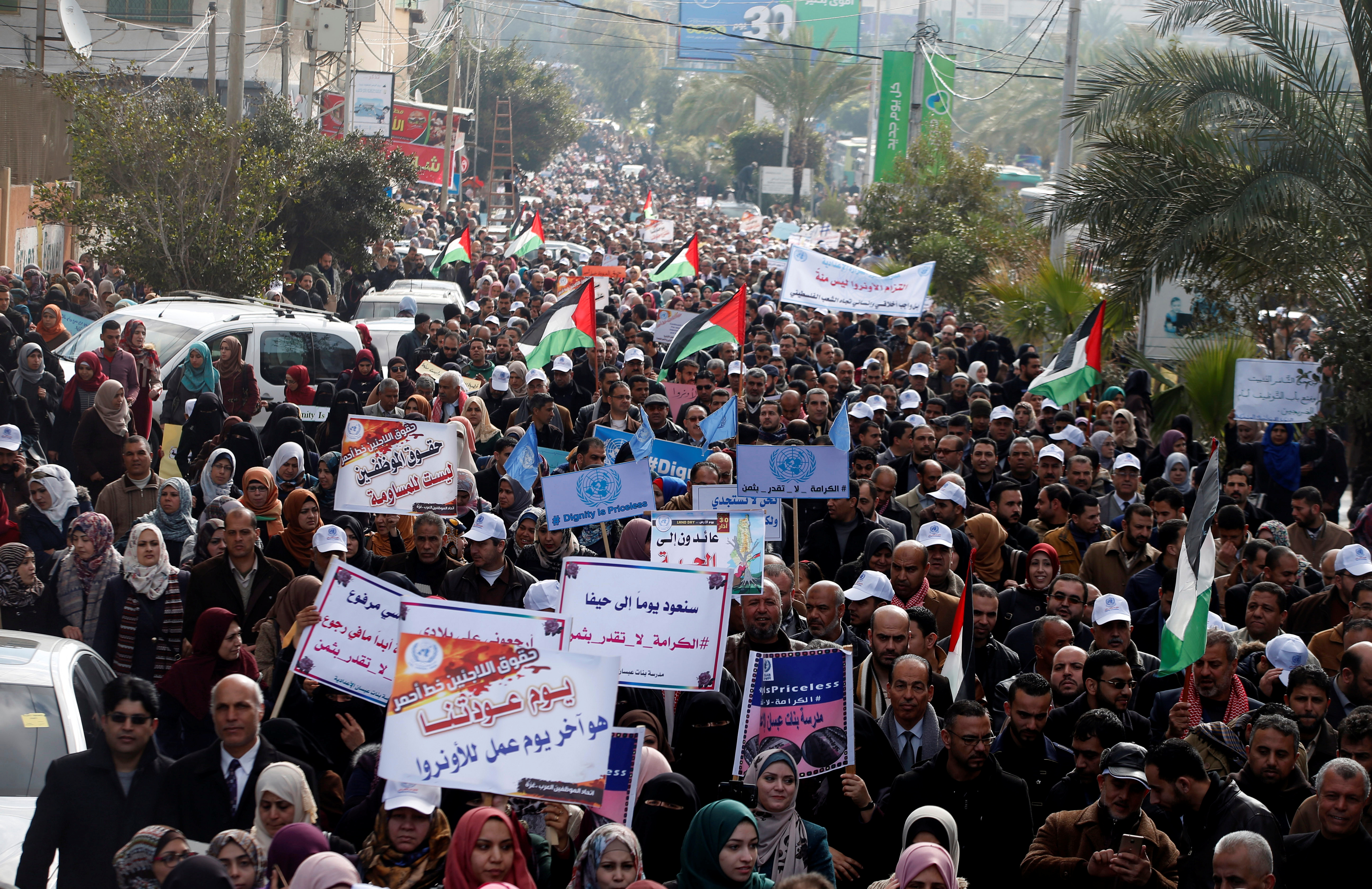 احتجاجات فى غزة بسبب تقليص المساعدات للانروا