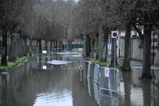 غرق شوارع فى باريس جراء الفيضانات