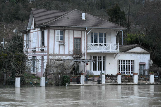 مياه الفيضانات تدخل أحد المنازل